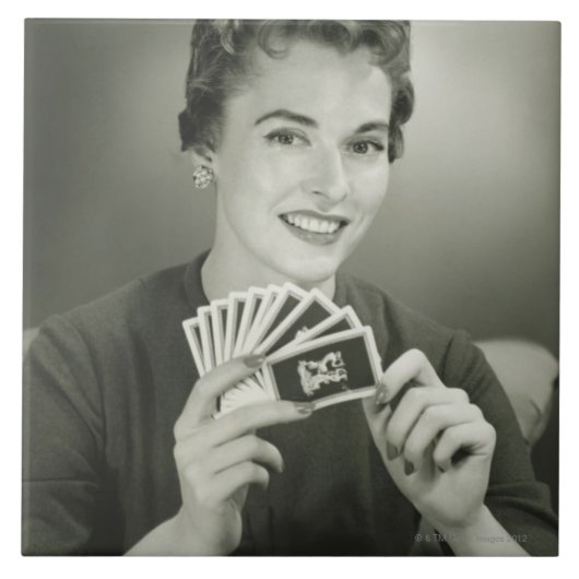 Frau spielt Karten Fliese (Vorderseite)