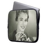 Frau spielt Karten Laptopschutzhülle (Vorderseite Links)