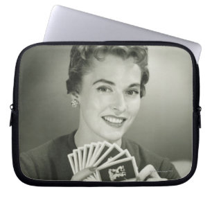 Frau spielt Karten Laptopschutzhülle