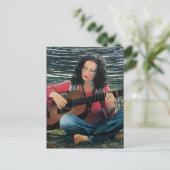 FRAU SPIELT MUSIK MIT ACOUISTISCHEM GITAR POSTKARTE (Stehend Vorderseite)