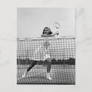 Frau spielt Tennis Postkarte