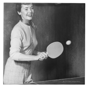 Frau spielt Tischtennis Fliese
