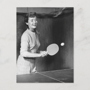 Frau spielt Tischtennis Postkarte