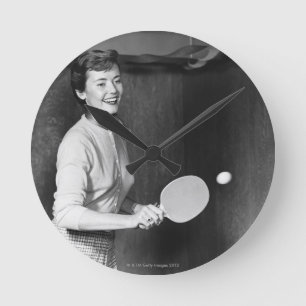 Frau spielt Tischtennis Runde Wanduhr