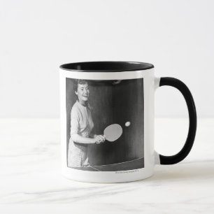 Frau spielt Tischtennis Tasse