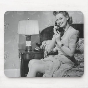 Frau spricht am Telefon Mousepad