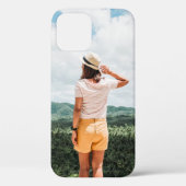 Frau stehend in Baumnähe Case-Mate iPhone Hülle (Rückseite)