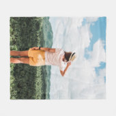Frau stehend in Baumnähe Fleecedecke (Vorderseite (Horizontal))