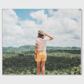 Frau stehend in Baumnähe Geschenkpapier (Flach)