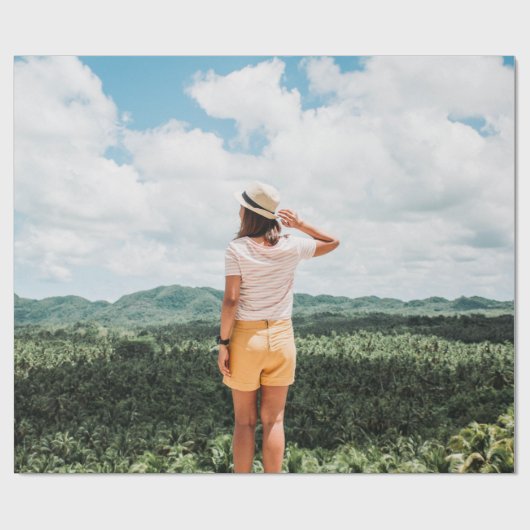 Frau stehend in Baumnähe Geschenkpapier (Flach)