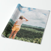 Frau stehend in Baumnähe Geschenkpapier (Ungerollt)