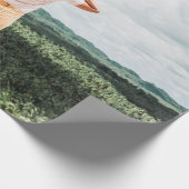 Frau stehend in Baumnähe Geschenkpapier (Ecke)