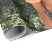 Frau stehend in Baumnähe Geschenkpapier (Rolleneckpunkt)