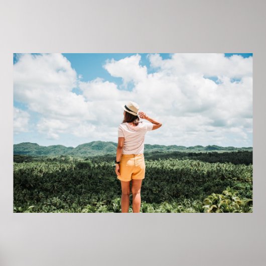 Frau stehend in Baumnähe Poster (Vorne)