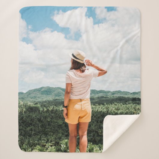 Frau stehend in Baumnähe Sherpadecke (Vorderseite)