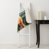 Frau stehend in Baumnähe Sherpadecke (Beispiel)