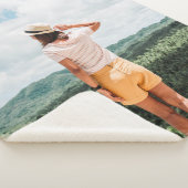 Frau stehend in Baumnähe Sherpadecke (3/4)