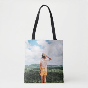 Frau stehend in Baumnähe Tasche