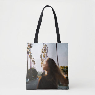 Frau stehend in der Nähe von draußen am Morgen Tasche