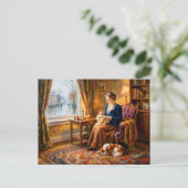 Frau stickt am Fenster mit Cavalier Spaniel Postkarte (Stehend Vorderseite)