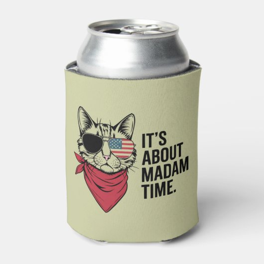 Frau Time President 2024 Kamala Harris DNC Kundgeb Dosenkühler (Kanne Vorderseite)