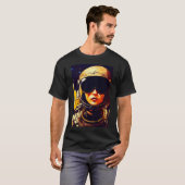 Frau trägt Astronautenhelm T-Shirt (Vorne ganz)