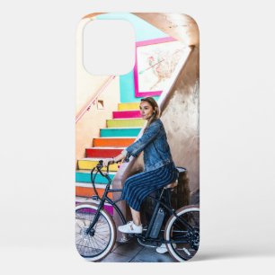 Frau trägt blaue Denim-Jacke und kurze Hosen Case-Mate iPhone Hülle