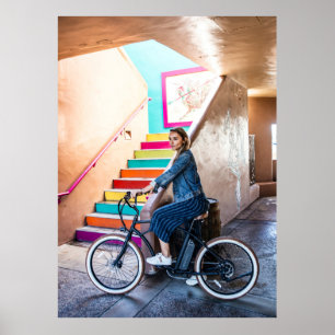 Frau trägt blaue Denim-Jacke und kurze Hosen Poster