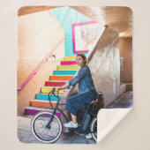 Frau trägt blaue Denim-Jacke und kurze Hosen Sherpadecke (Vorderseite)