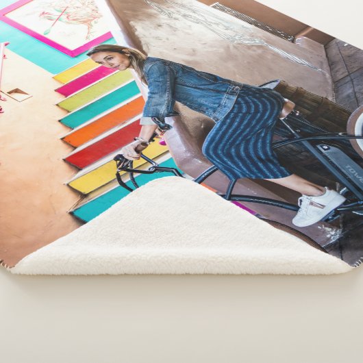 Frau trägt blaue Denim-Jacke und kurze Hosen Sherpadecke (3/4)