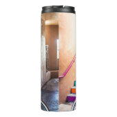 Frau trägt blaue Denim-Jacke und kurze Hosen  Thermosbecher (Rückseite)