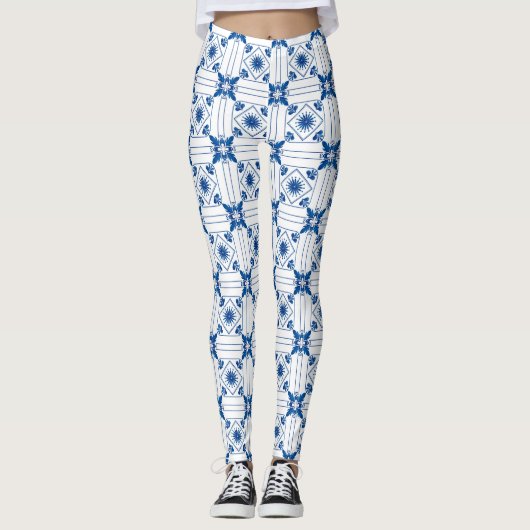 Frau trägt gemusterte Leggings mit Blau (Vorderseite)