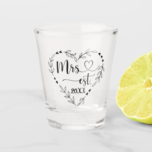 Frau Typografie mit Herz und Herzkranz Schnapsglas (Vorderseite)