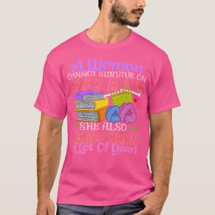 Frau überlebt mit Büchern, Garn, Stricken, Häkeln T-Shirt