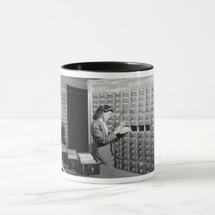 Frau und Bibliotheks-Karteikatalog Vintage Tasse