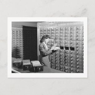 Frau und Bibliotheks-Kartothek Vintage-Inspiriert Postkarte