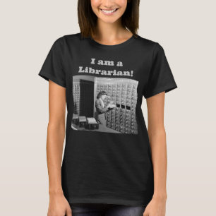 Frau und Bibliothekskarte Katalog Vintage T-Shirt