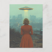 Frau und ein UFO Postkarte (Vorderseite)