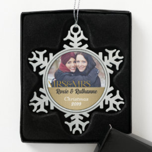 Frau und Frau Lesbian Weihnachten in Gold Schneeflocken Zinn-Ornament