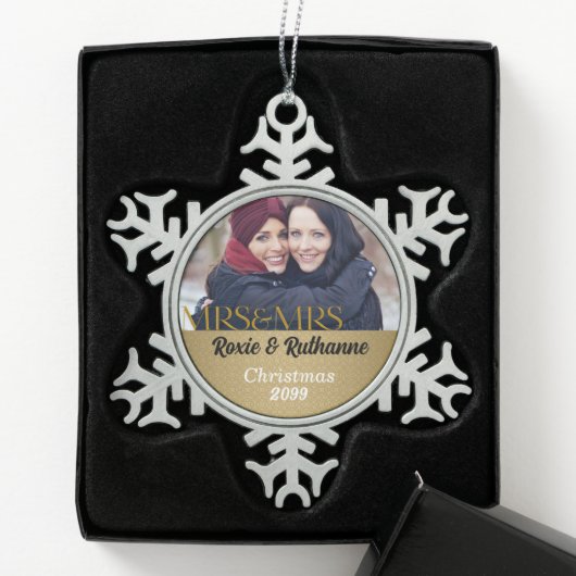 Frau und Frau Lesbian Weihnachten in Gold Schneeflocken Zinn-Ornament (Box)