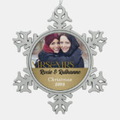 Frau und Frau Lesbian Weihnachten in Gold Schneeflocken Zinn-Ornament (Vorderseite)