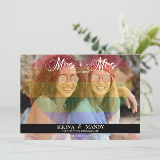 Frau und Frau LGBTQ Transparent Heart Foto Overlay Save The Date (Stehend Vorderseite)