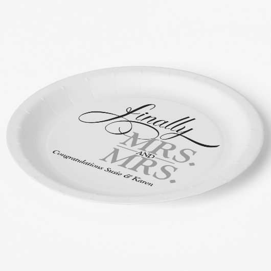 Frau und Frau Pappteller (Schrägansicht)