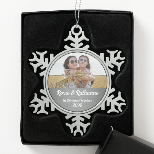 Frau und Frau Silver Damask 1. Weihnachten Schneeflocken Zinn-Ornament (Box)