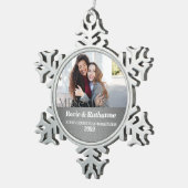 Frau und Frau Silver Damask Schneeflocken Zinn-Ornament (Rechts)