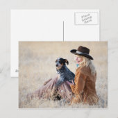 Frau und Hund im Feld Postkarte (Vorne/Hinten)