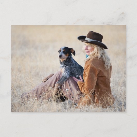 Frau und Hund im Feld Postkarte (Vorderseite)