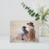Frau und Hund im Feld Postkarte (Stehend Vorderseite)