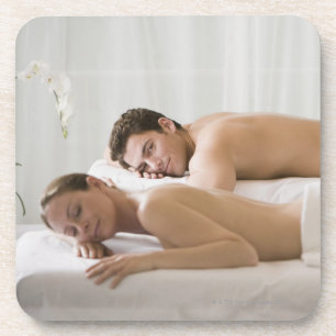 Frau und Mann, die auf Massagebänke liegen Untersetzer