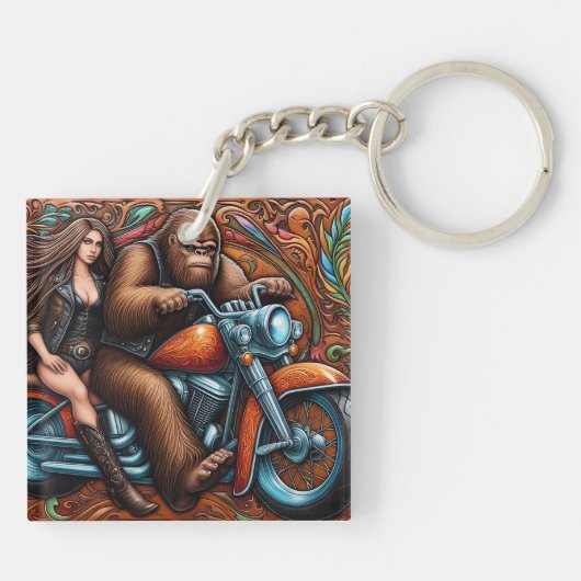Frau und Sasquatch auf Motorrad Schlüsselanhänger (Rückseite)